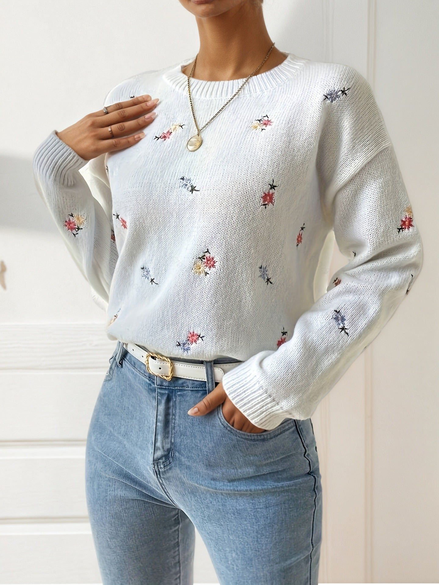 Women's Fashion Flower Embroidery Knitted Temperament Crew Sweaters
