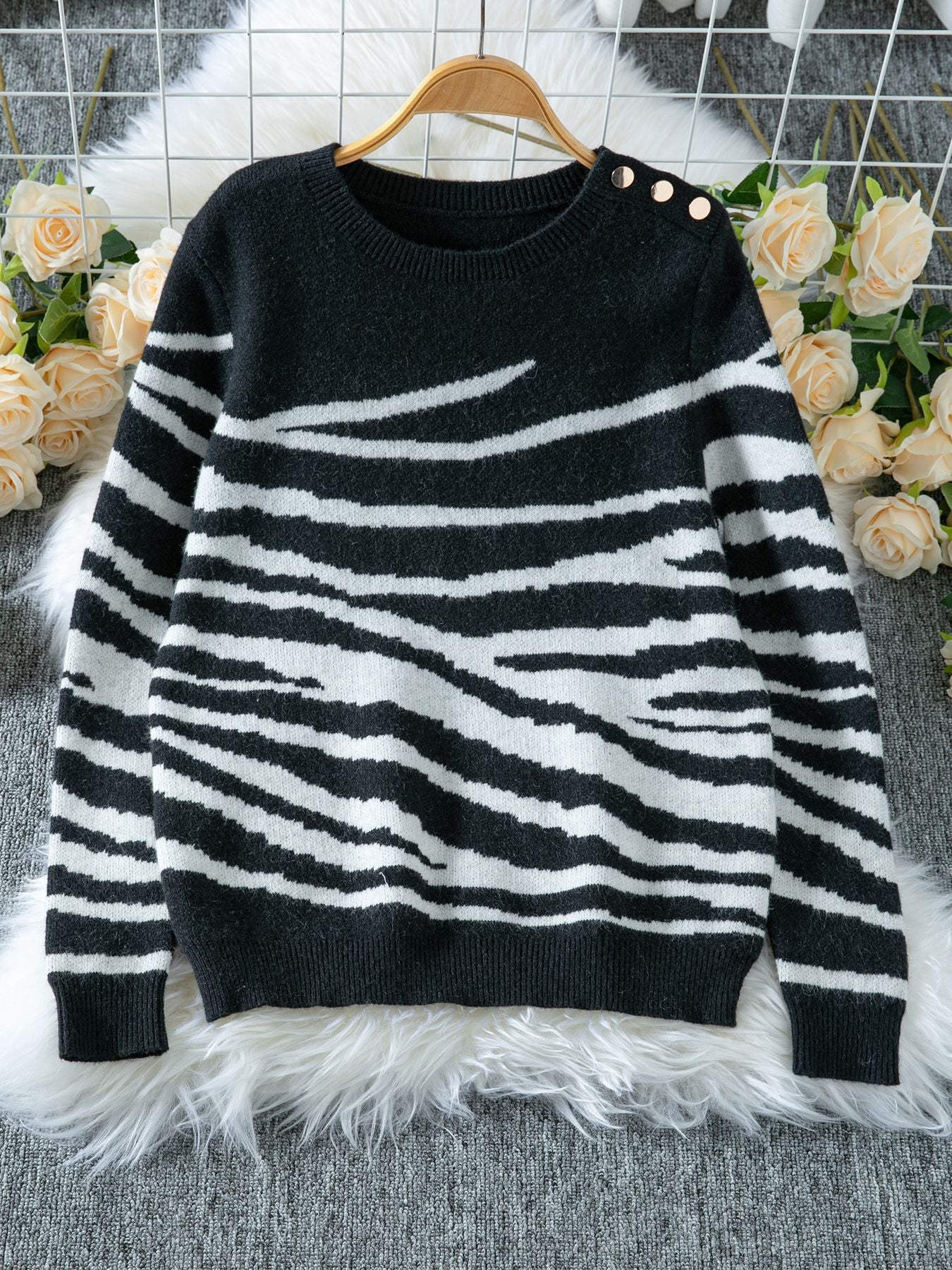 Women's Color Zebra Pattern Round Neck Shoulder Sweaters