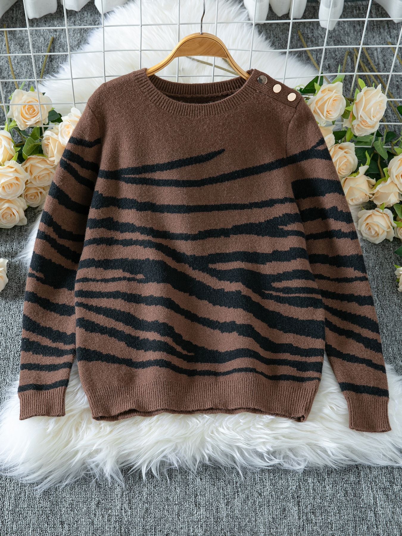 Women's Color Zebra Pattern Round Neck Shoulder Sweaters