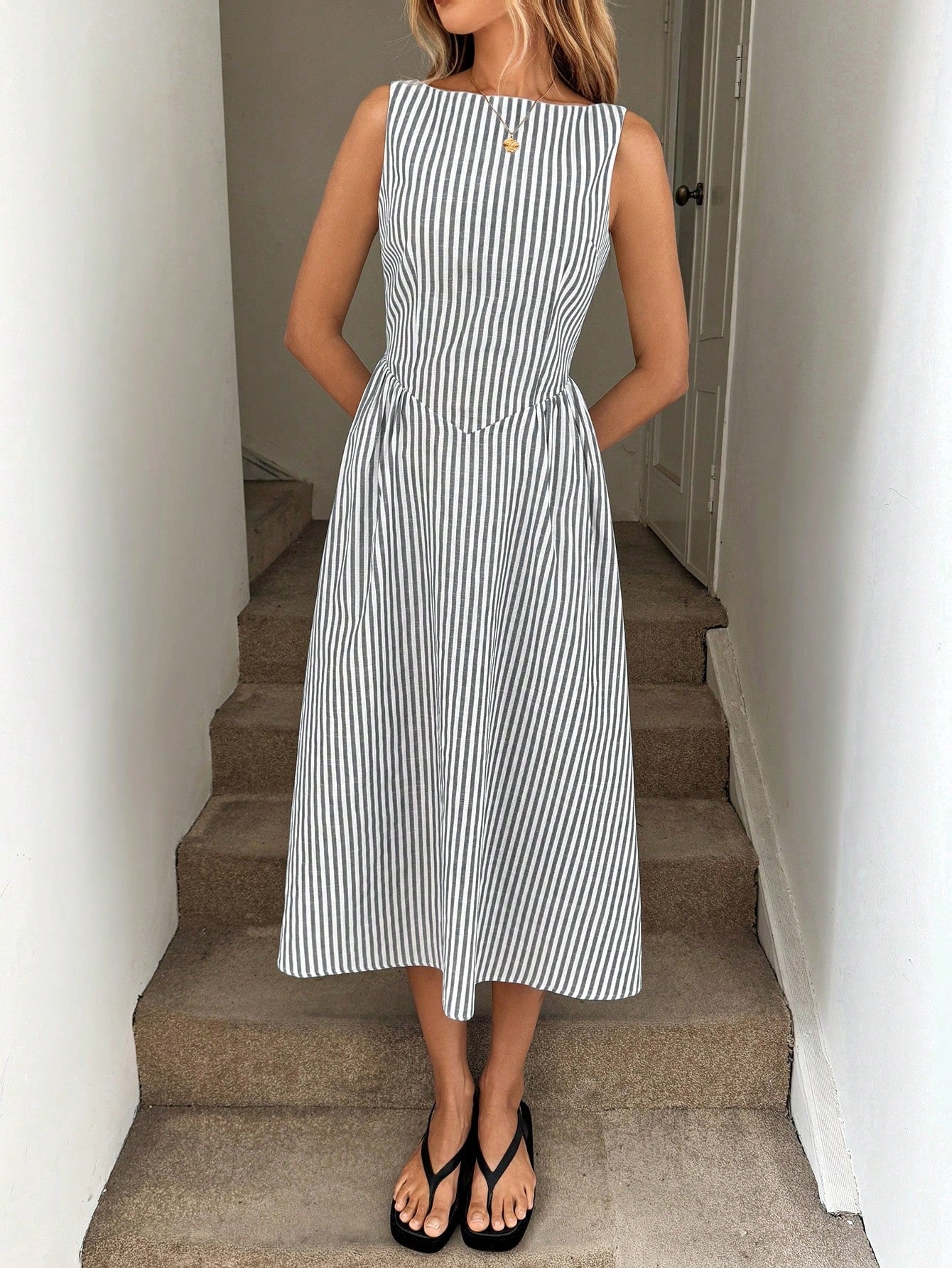 Cool Simple Round Neck Waist Trimming Slimming Temperament Dress