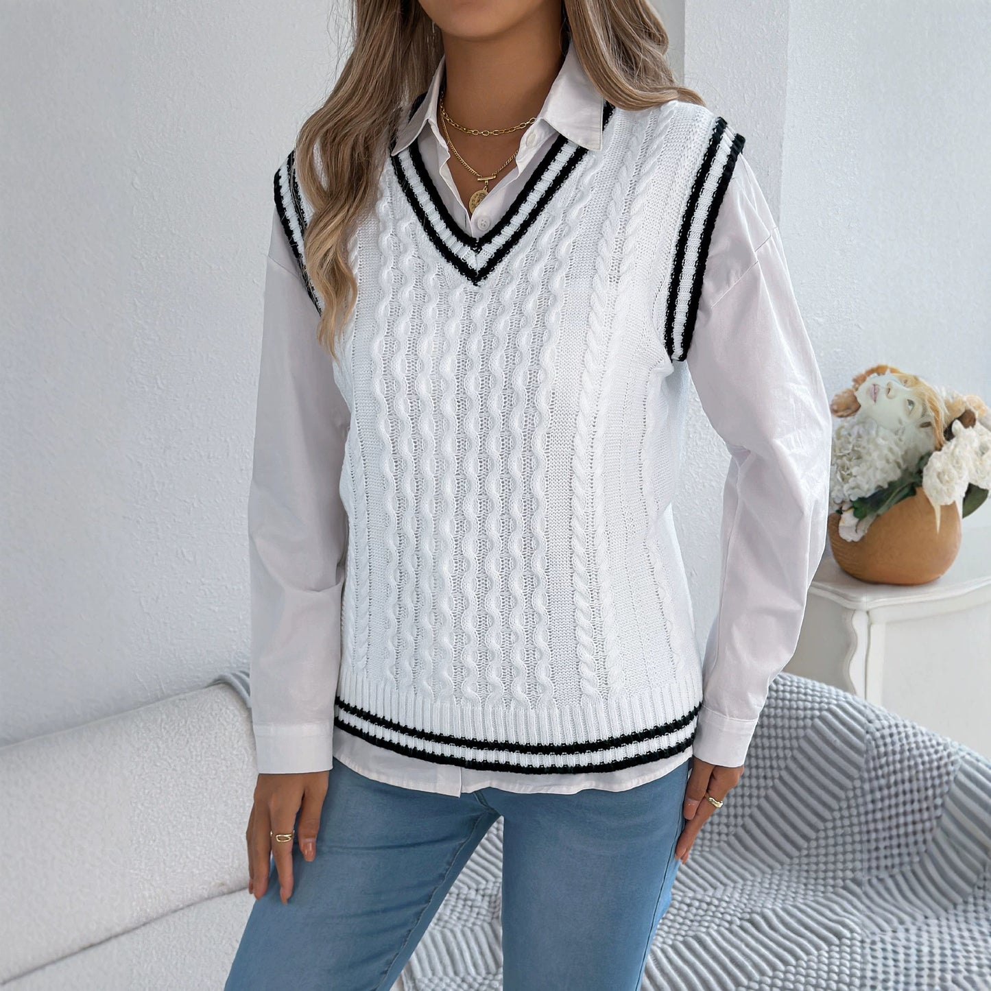 Women's College Style Contrast Color Twist Sleeveless Sweater