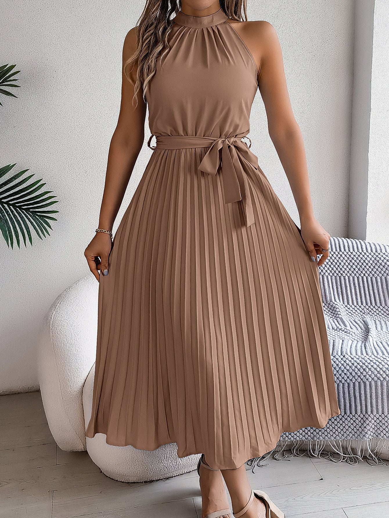 Women's Elegant Stand Collar Sleeveless Cinched Pleated Dress