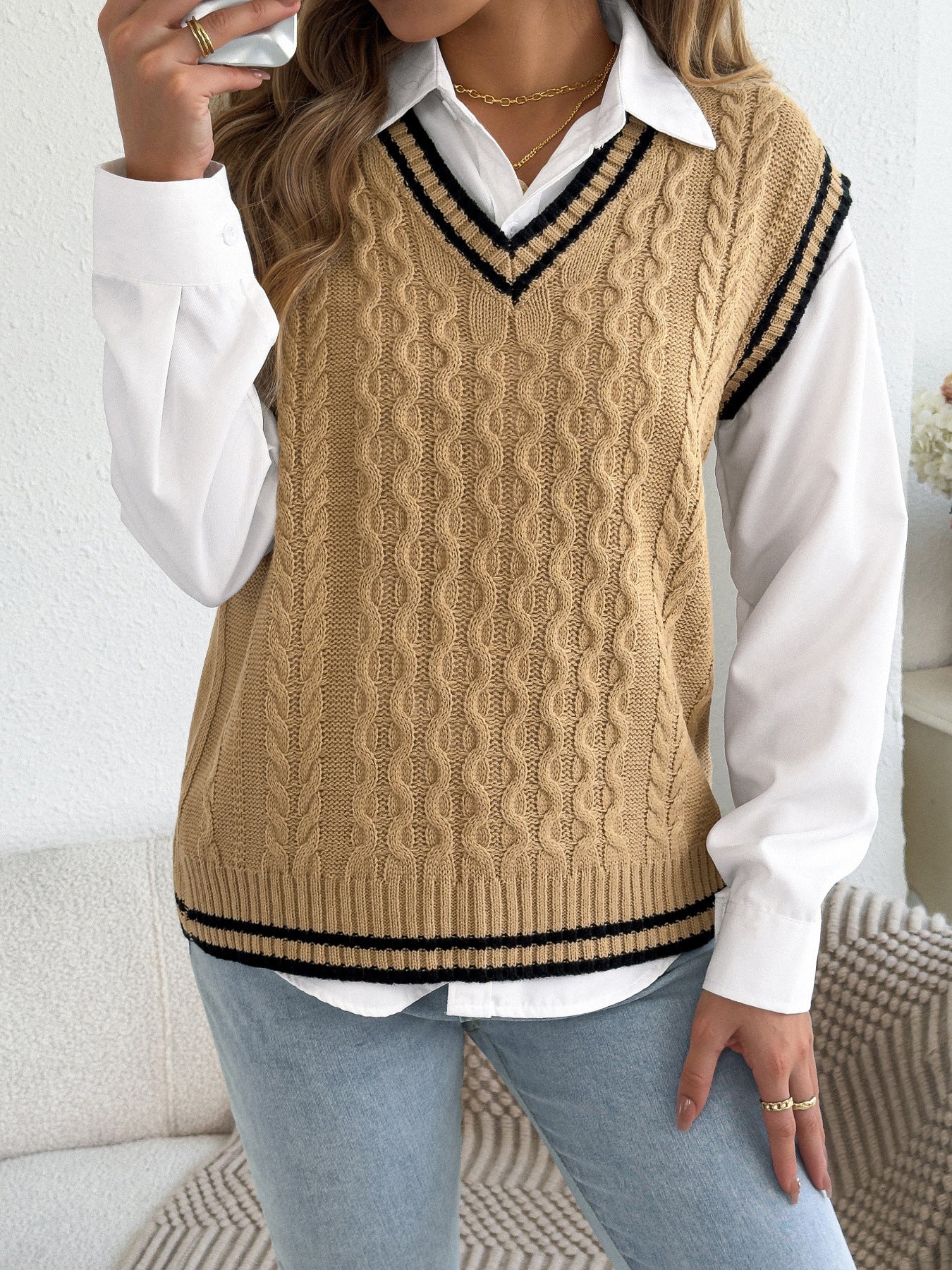 Women's College Style Contrast Color Twist Sleeveless Sweater