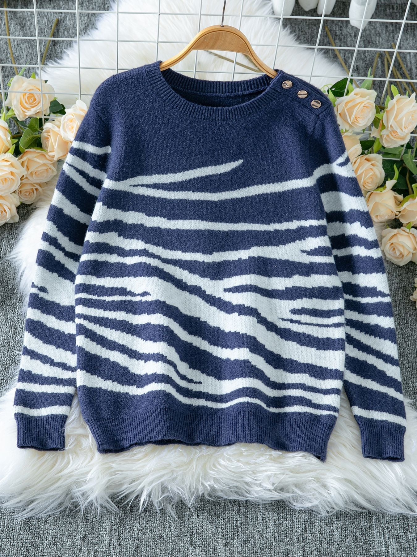 Women's Color Zebra Pattern Round Neck Shoulder Sweaters