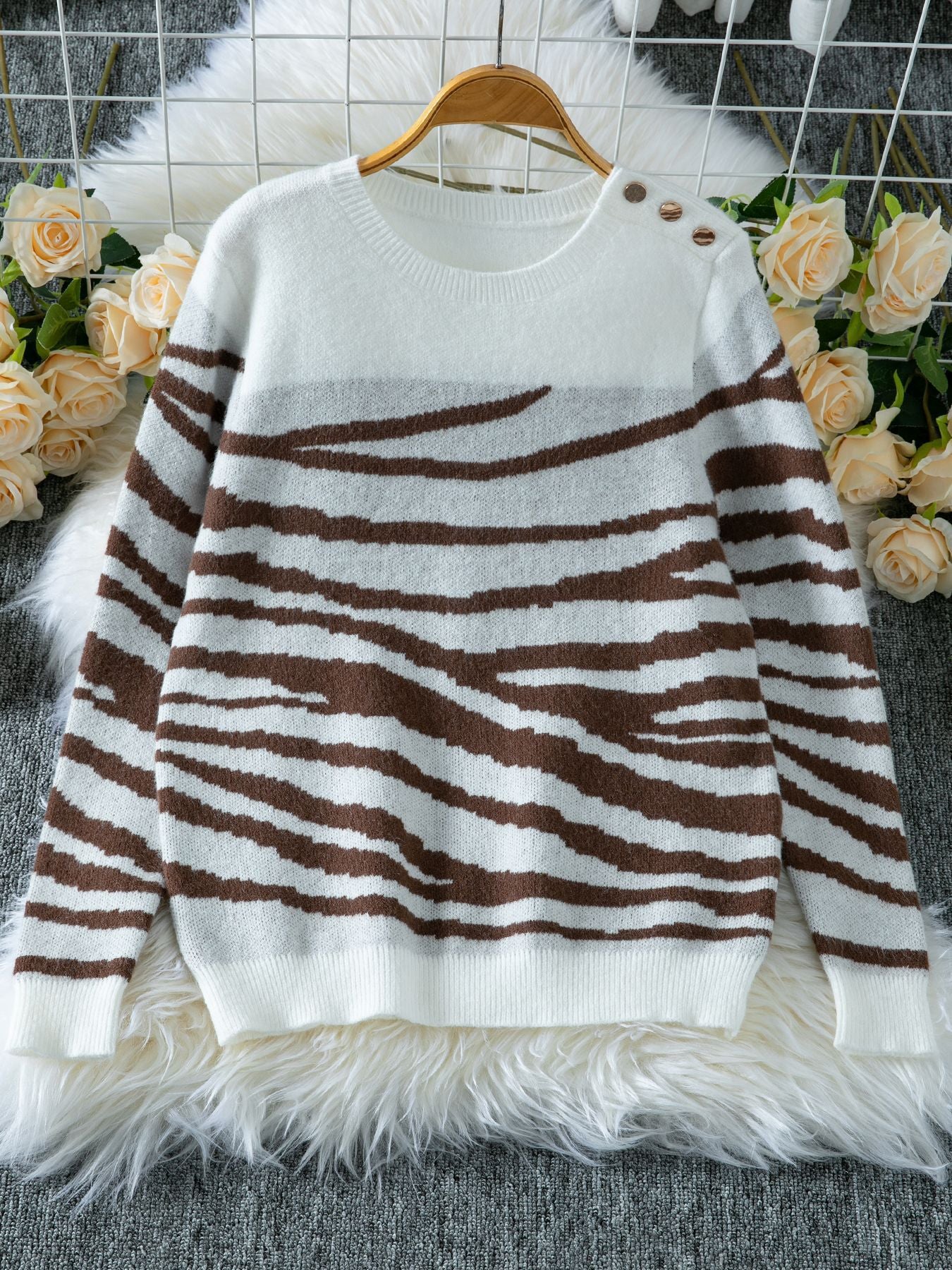 Women's Color Zebra Pattern Round Neck Shoulder Sweaters