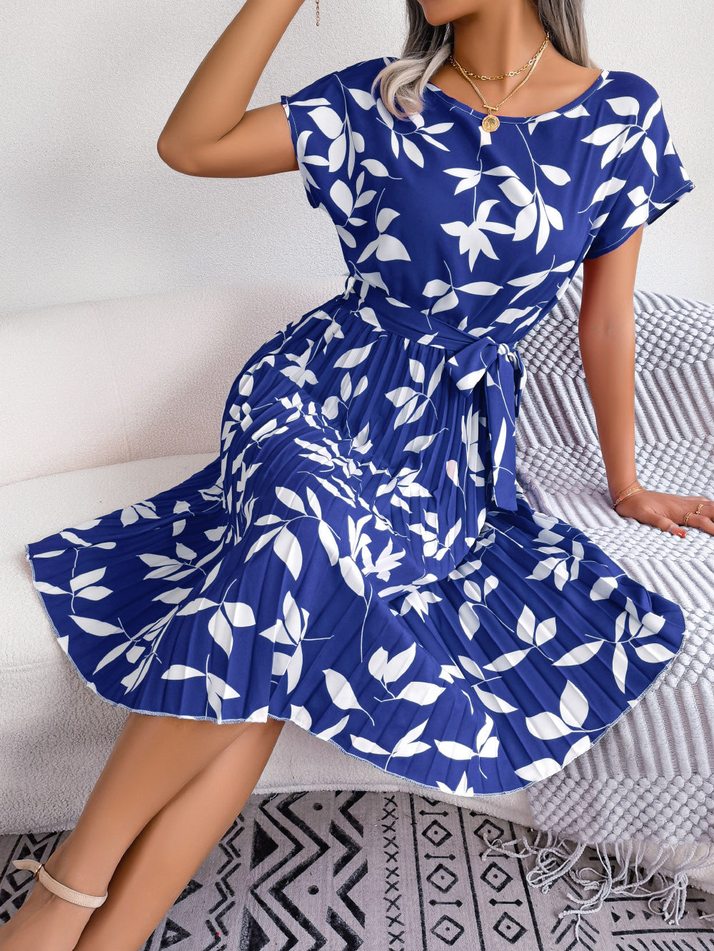 Women's Style Casual Leaf Sleeve Large Hem Dress
