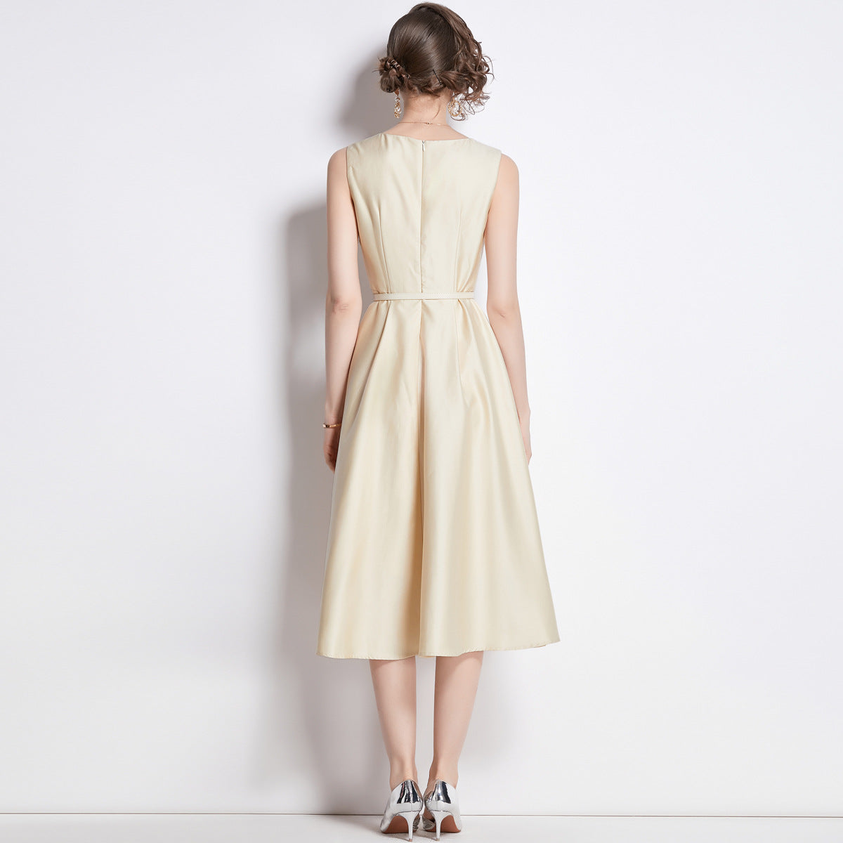 Sleeveless Round Neck Waist Trimming Slimming Mid-length Dresses