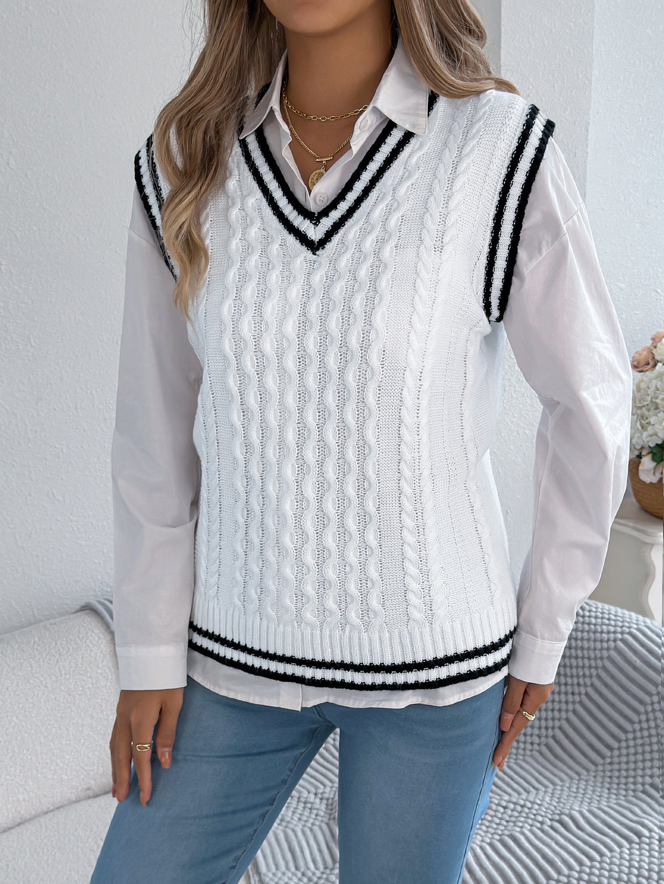 Women's College Style Contrast Color Twist Sleeveless Sweater